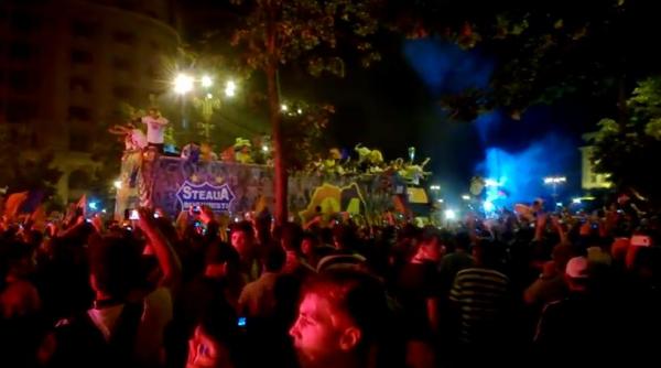 stelistii au sarbatorit titlul de campioana alaturi de suporteri in piata constitutiei