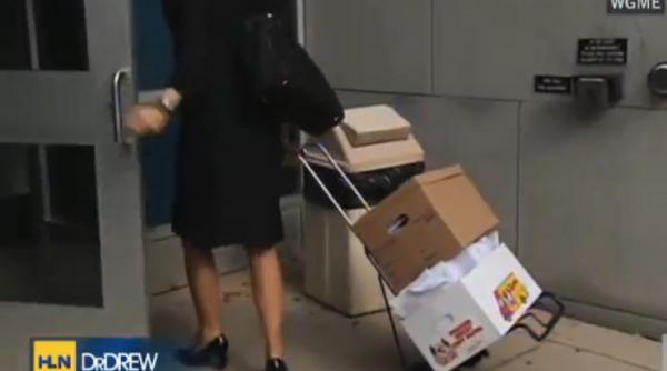 ma bucur ca m a gasit politia acum ma simt libera ce au descoperit oamenii legii intr o sala de fitness din sua video