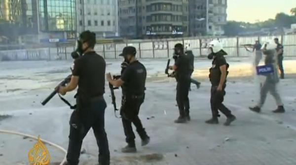 proteste violente in turcia pentru un parc fortele de ordine au folosit gaze lacrimogene zeci de persoane au fost ranite video