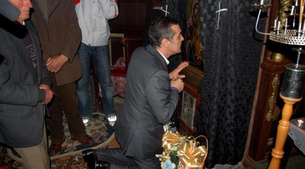 becali a participat la slujba de la penitenciar oficiata de doi calugari de la athos