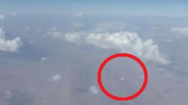 ozn filmat din avion de un pasager deasupra iranului imaginile au facut inconjurul lumii video