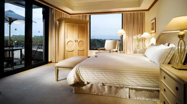 s a cazat la un hotel impreuna cu fiul sau de zece ani a incremenit cand a vazut ce a gasit baiatul intr un sertar video