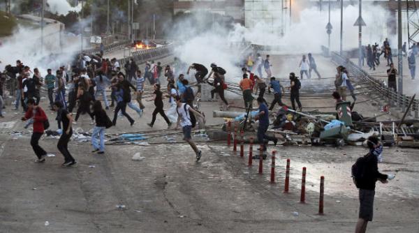 guvernul turc recunoaste legitimitatea protestelor si cere scuze demonstrantilor care au fost raniti