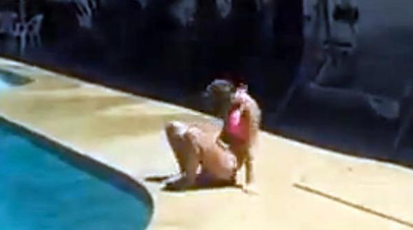ce a patit o adolescenta care a incercat sa sara in piscina de pe casa video