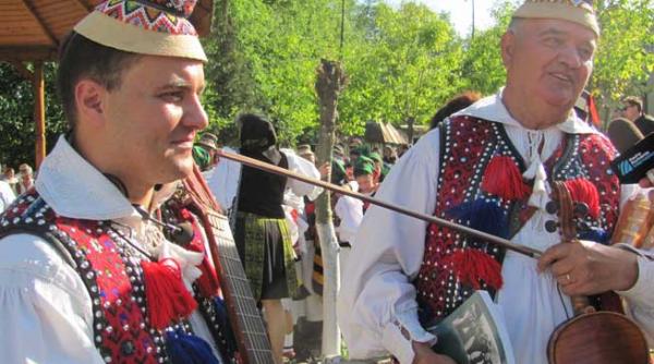 horele fratilor petreus din romania manelelor