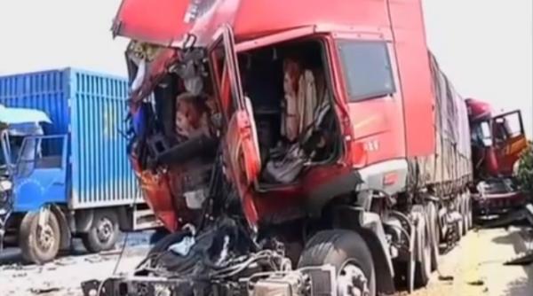 macel pe o autostrada din china 56 de masini implicate in accident noua morti si zeci de raniti video