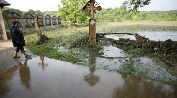 neamt sute de gospodarii au fost inundate de viituri