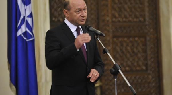 basescu atac la revizuirea constiutiei ceea ce se face azi reprezinta un risc de blocare a statului