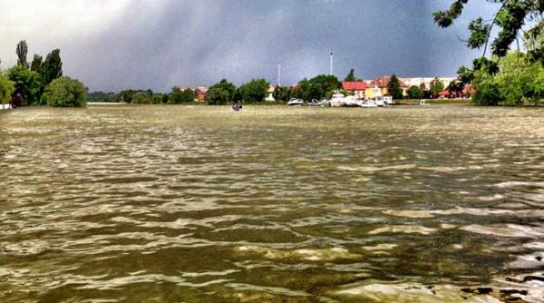 cod portocaliu de furtuna in ungaria civilii sfatuiti sa plece din zona digurilor de protectie