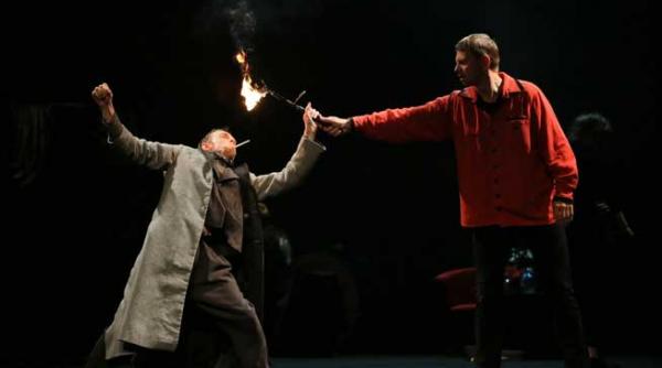 sibiul asaltat de teatrul de strada au navalit pasari de foc nebuni de legat cupidoni bunicute