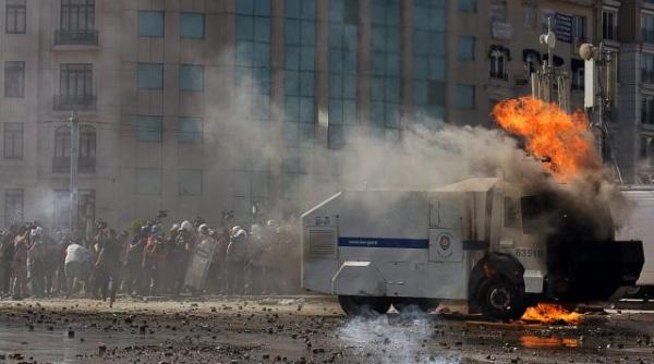 protestele continua in turcia politistii au luat cu asalt piata taksim la istanbul si trag cu grenade lacrimogene video