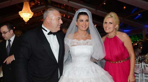 udrea bogata dupa deceniul de casnicie venita in familie cu oltcitul nutzy devine o femeie libera la volan de mercedes