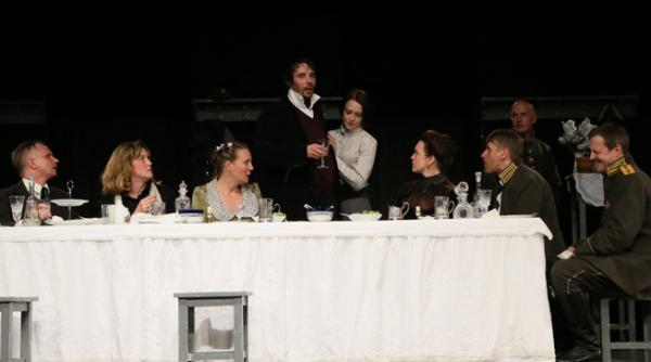 trei surori cu iubire si durere la festivalul de la sibiu teatrul e viu si marcheaza valoarea