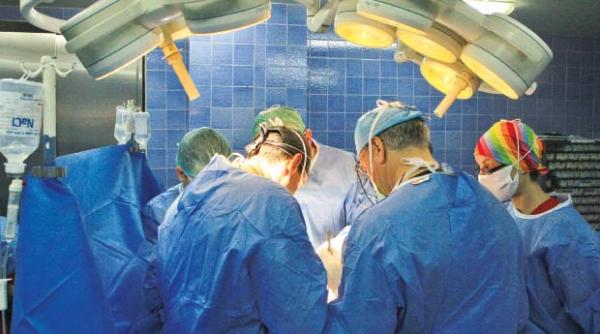 accident groaznic la craiova copil de noua ani strapuns de o teava la ora de sport