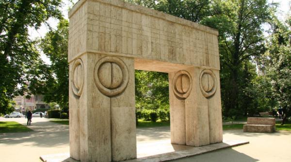 autoritatile gorjene il celebreaza pe brancusi prin incantantii diavolesti chiar de ziua inaltarii