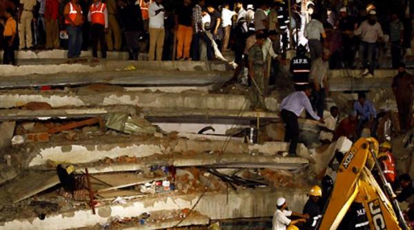 un bloc de locuinte s a prabusit in mumbai doi copii si au pierdut viata iar alte persoane sunt prinse sub daramaturi video