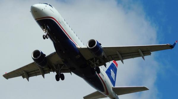 doua avioane de pasageri pe punctul de a se ciocni deasupra orasului new york