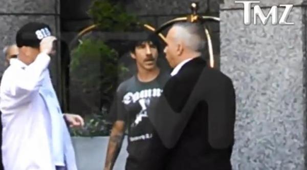 solistul trupei red hot chili peppers s a batut cu un agent de paza ce l a enervat pe cantaret video