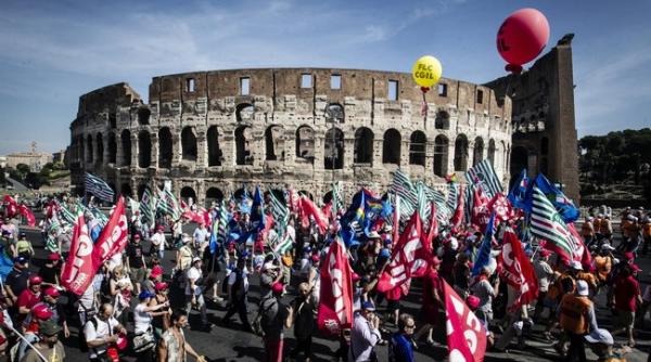 zeci de mii de oameni protesteaza in centrul romei oamenii cer locuri de munca si reforma fiscala