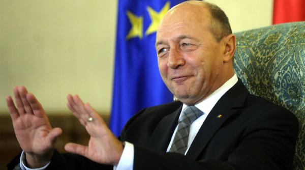 studiu american rela ia lui basescu cu serviciile secrete a facut posibila pastrarea ordinii constitu ionale in 2012