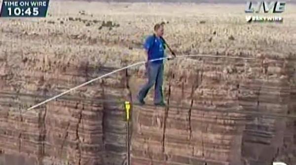 imagini incredibile cum a traversat nik wallenda marele canion din sua pe sarma video