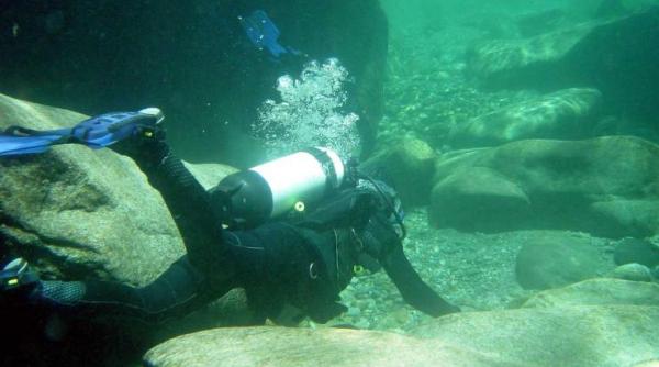 este incredibil parca as fi intrat intr o alta era ce a gasit un scafandru in apele unui rau din sua video