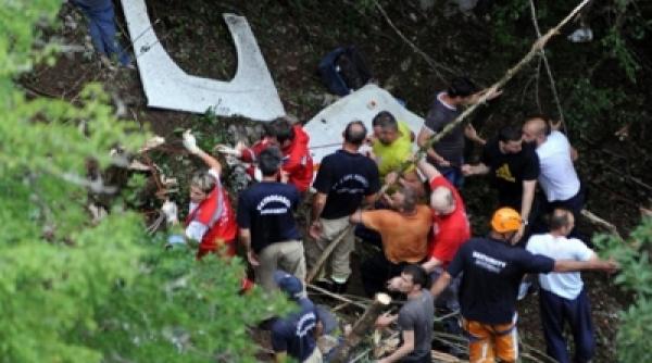 barbat din muntenegru arestat pentru ca ar fi furat bani si obiecte din autocarul prabusit in prapastie