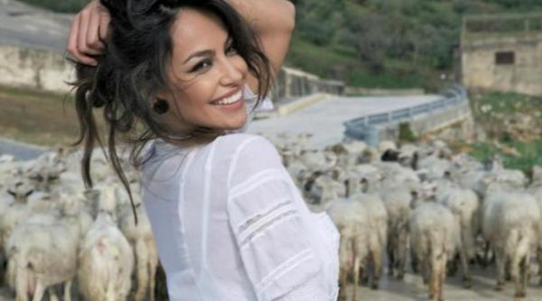 gerard butler si madalina ghenea din nou impreuna cei doi fotografiati in timp ce se plimbau tinandu de mana la roma