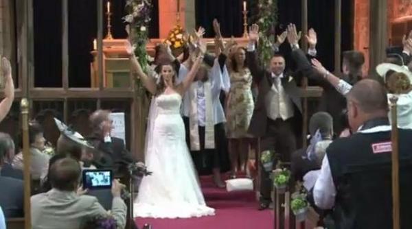 nimeni nu se astepta la asta ce au facut mirii imediat dupa ce au spus da video