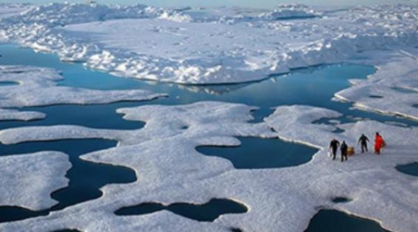 treizeci de turisti si vanatori in deriva in oceanul arctic canadian