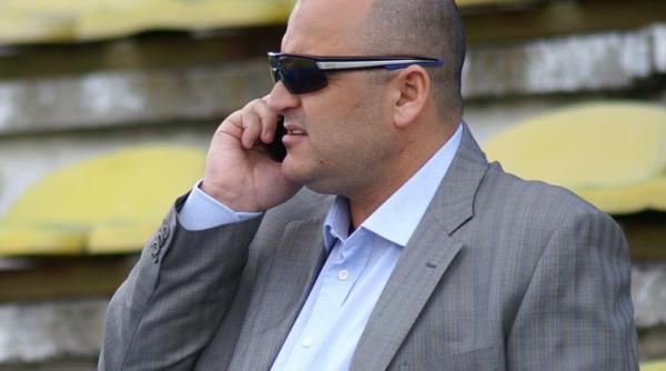 patronul universitatii craiova adrian mititelu evacuat de pe stadionul ion oblemenco