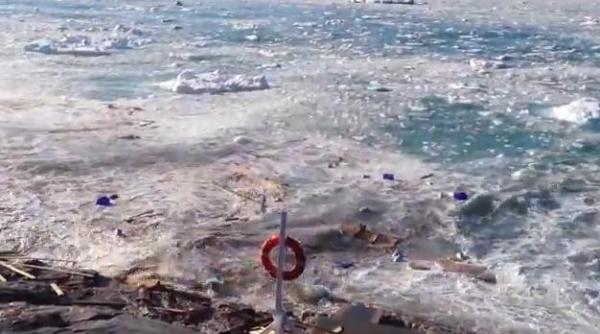 o parte din ghetarul eqi s a pravalit in ocean tarmul groenlandei lovit de valuri uriase