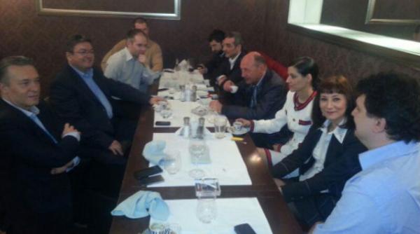 basescu se intalneste cu membrii fondatori al fundatiei miscarea populara