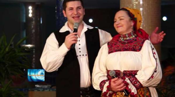 concert folcloric din bazinul cu apa la 37 de grade