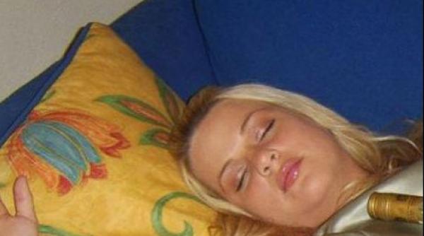 este una din cele mai revoltatoare imagini ce face aceasta gravida in pat