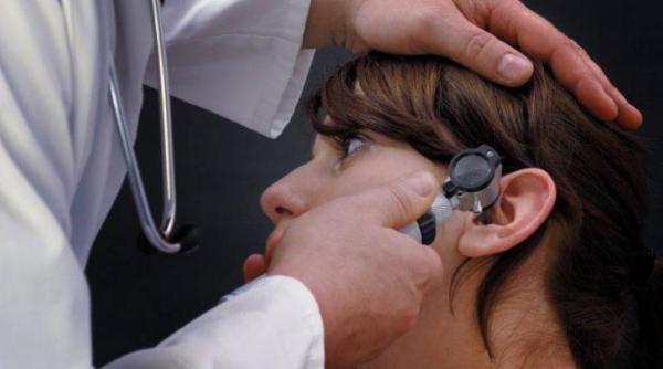 au ajuns la spital din cauza castilor de copiat blocate in urechi ce spun medicii