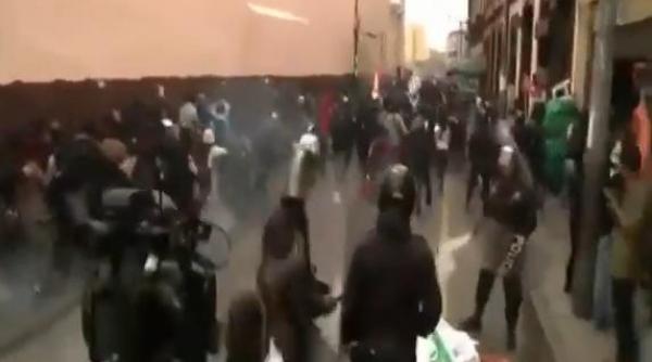 manifestatii si confruntari violente intre studenti si politie in peru