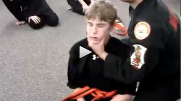 demonstratie de lovitura fatala facuta pe un practicant de arte martiale video