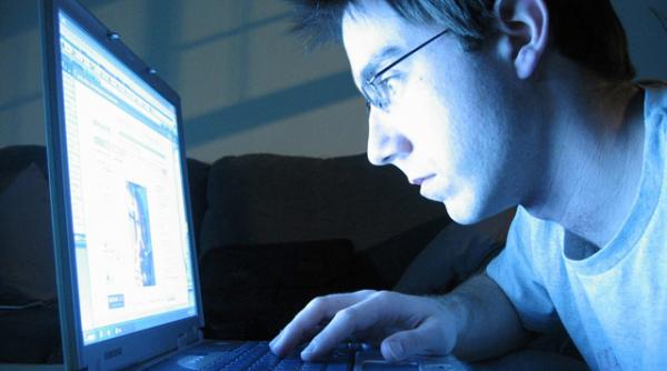 cat stau romanii pe net obicei studiu