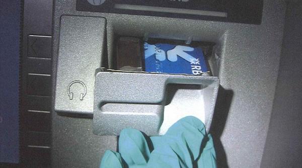 ce au reusit sa ascunda 3 romani intr un bancomat din marea britanie au fost arestati imediat