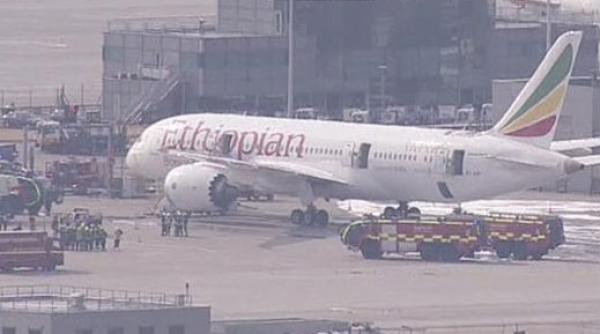 toate zborurile de pe aeroportul londonez heathrow suspendate temporar dupa ce un avion a luat foc pe pista