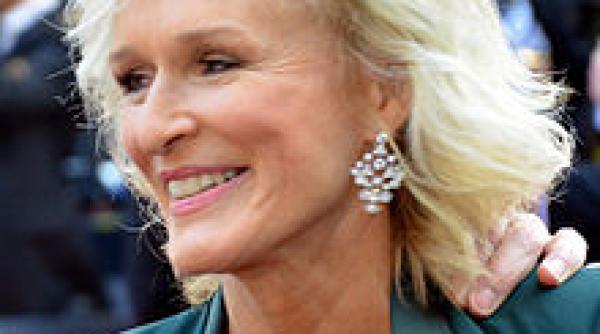 actrita glenn close isi vinde garderoba giorgio armani prada balenciaga domenico vacca christian louboutin manolo blahnik jimmy choo