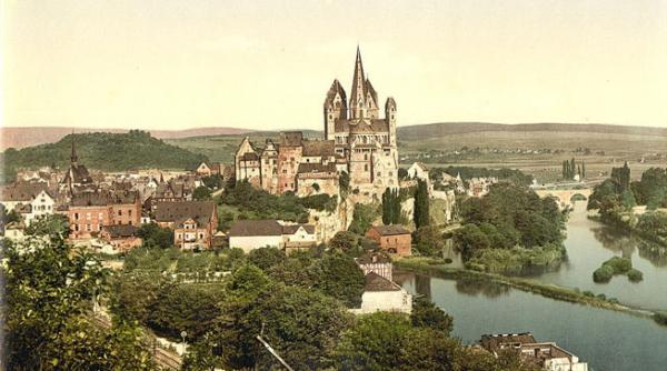 esente tari povestea castelului construit sa arate ca o ruina romantica