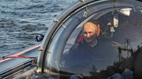 vladimir putin a k a james bond presedintele rus s a scufundat in marea baltica la bordul unui submarin limuzina video