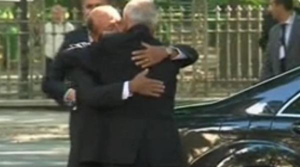 basescu a ajuns la chisinau presedintele roman imbratisat calduros de nicolae timofti video
