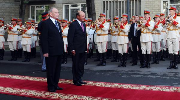 basescu oferta snowden chirtoaca cetatenie moldava