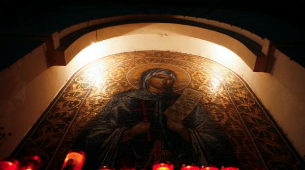 mii de credinciosi bulgari s au inchinat vesmantului si icoanei sfintei parascheva aduse de la iasi