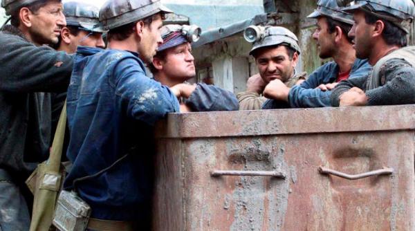 550 de mineri s au blocat in subteran la paroseni