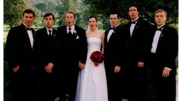 viral mirele si mireasa erau sa lesine in timpul pozei ce se petrecea in spatele fotografului