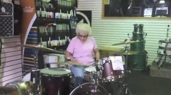 mamaie bunica tobosar deliciu internet video